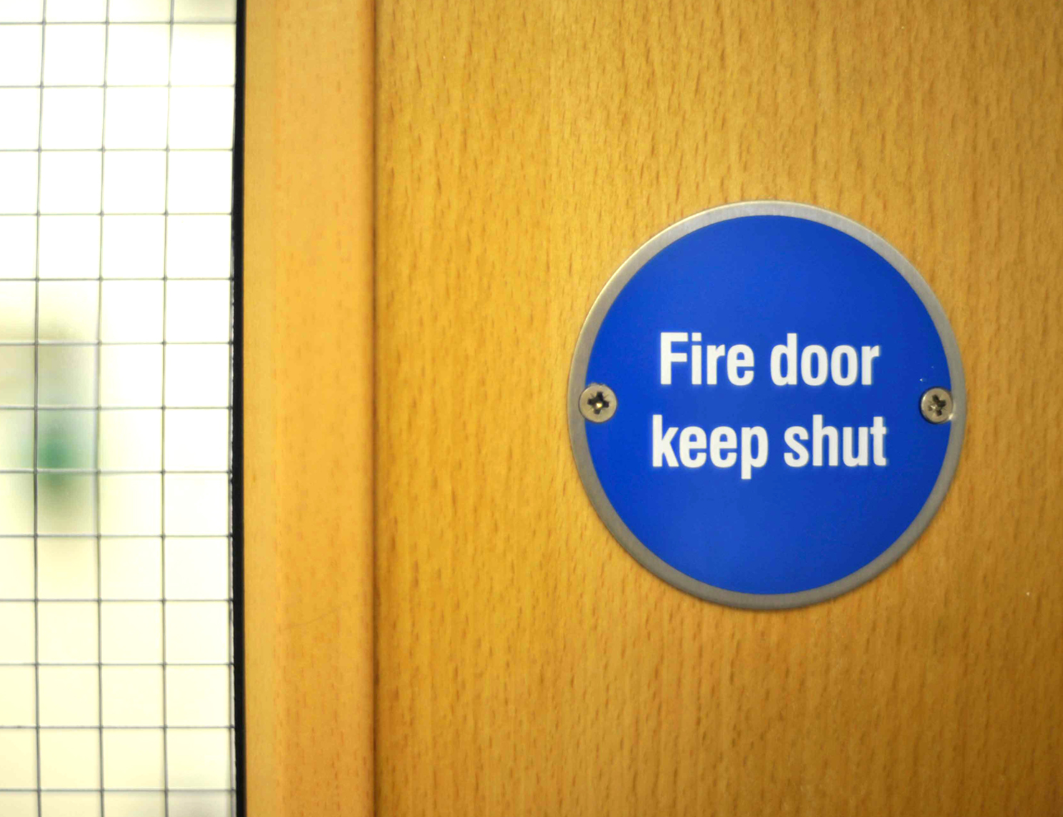 Fire door with keep shut door sign